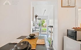 Cosy Tottenham Apartment Sleeps 4